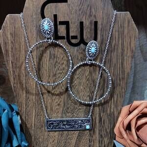 NEW SILVER STRIKE women's floral pendant necklace and earring set in silver